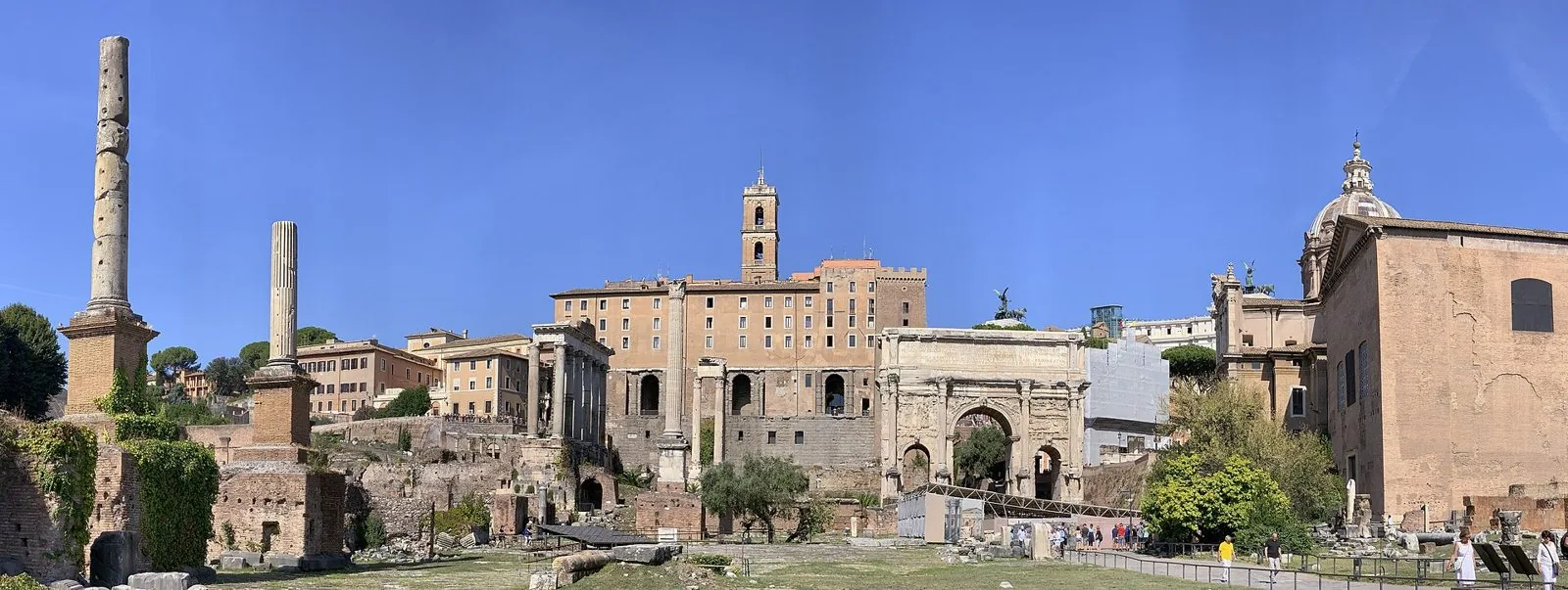 Panoramica del Foro Romano con l'Arco di Settimio Severo e il Palazzo Senatorio sul Campidoglio