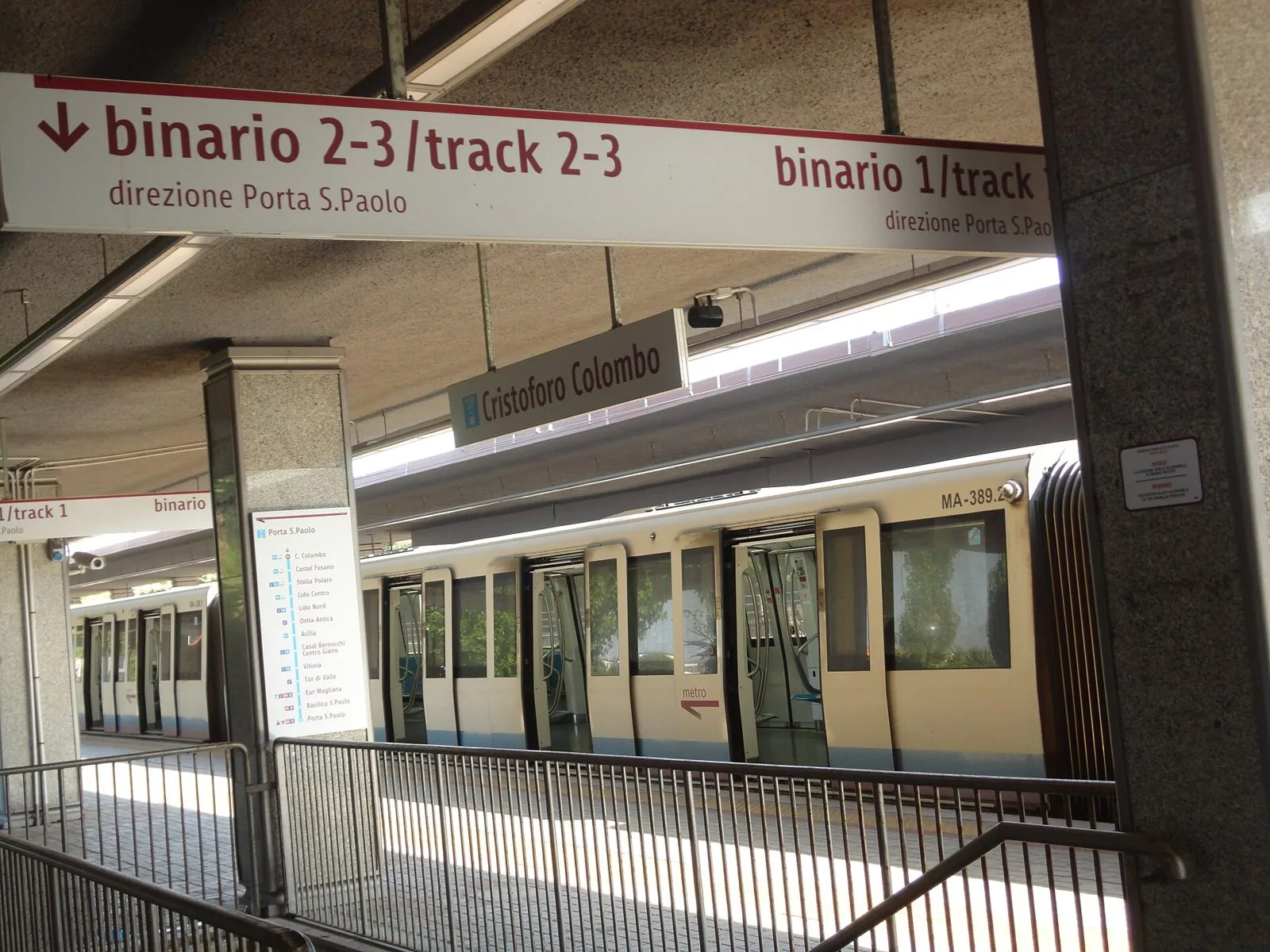 Treno della Metromare fermo al binario della stazione Cristoforo Colombo, capolinea della ferrovia Roma-Lido a Ostia